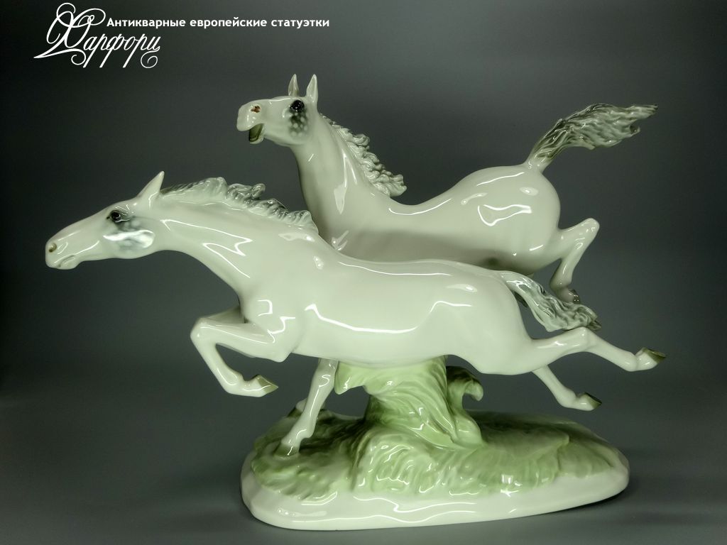 Антикварная фарфоровая статуэтка "Бегущие лошади" Hutschenreuther