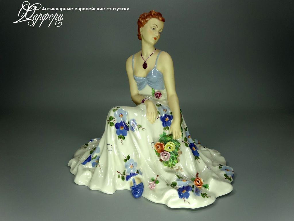 Антикварная фарфоровая статуэтка "Женщина с букетом цветов" Royal Dux