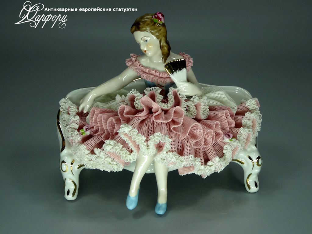Антикварная фарфоровая статуэтка "Девушка на диване" Dresden