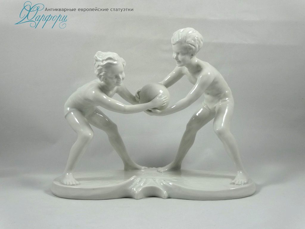 Фарфоровая статуэтка "Игра в мяч" Schaubach Kunst