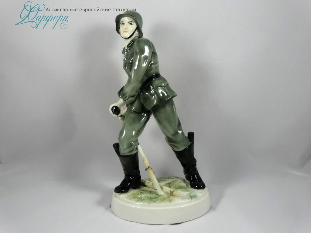 Фарфоровая статуэтка KARL ENS "Солдат с гранатой"