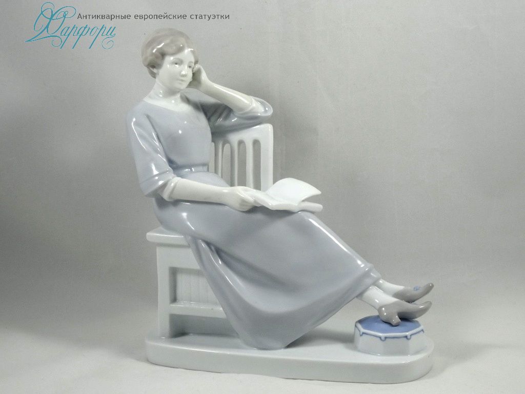 Антикварная фарфоровая статуэтка "Вишневый сад" KARL ENS