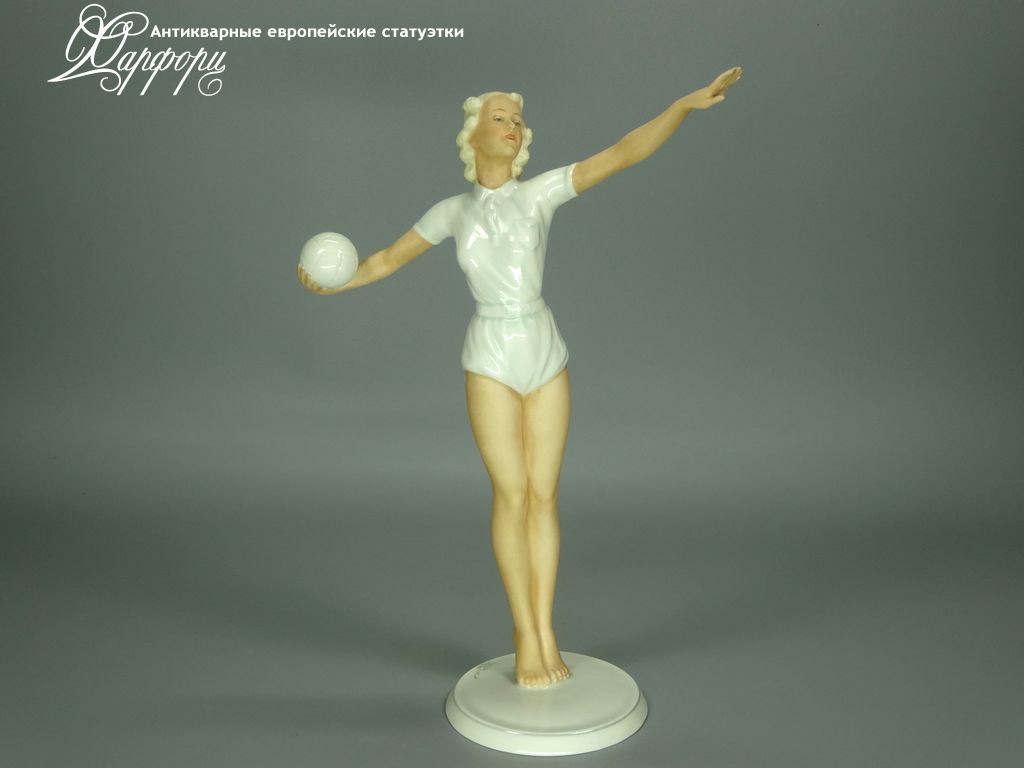 Антикварная фарфоровая статуэтка "Волейболистка" Schaubach Kunst