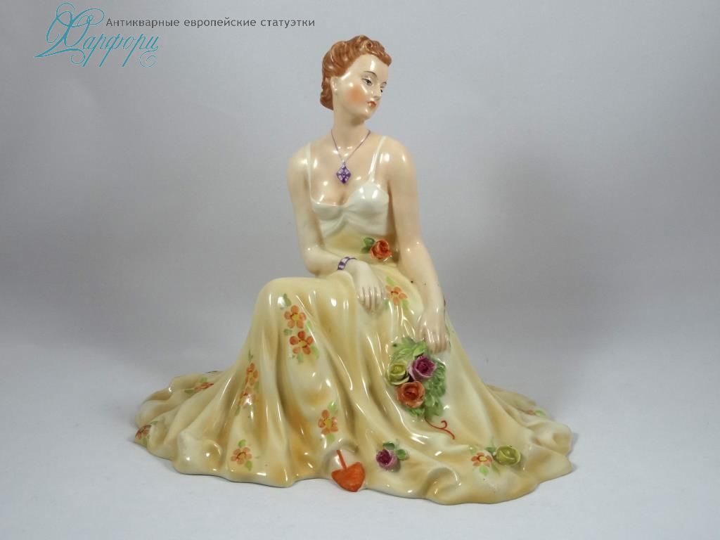 Фарфоровая статуэтка "Дама с букетом цветов " Royal Dux