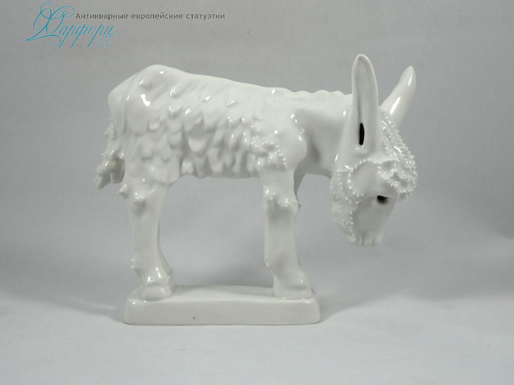 Фарфоровая статуэтка "Влюбленный ослик" KMP