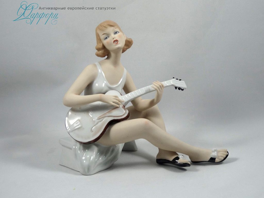 Фарфоровая статуэтка "Девушка с гитарой" Wallendorf