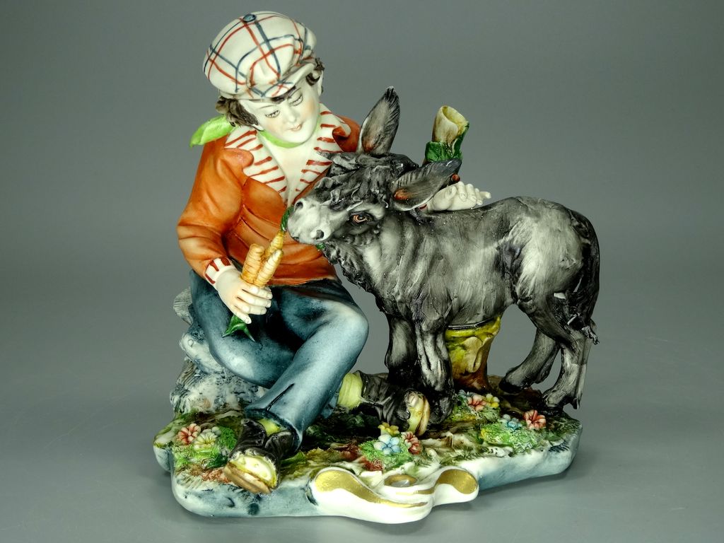 Купить фарфоровую статуэтку Capodimonte Мальчик с осликом