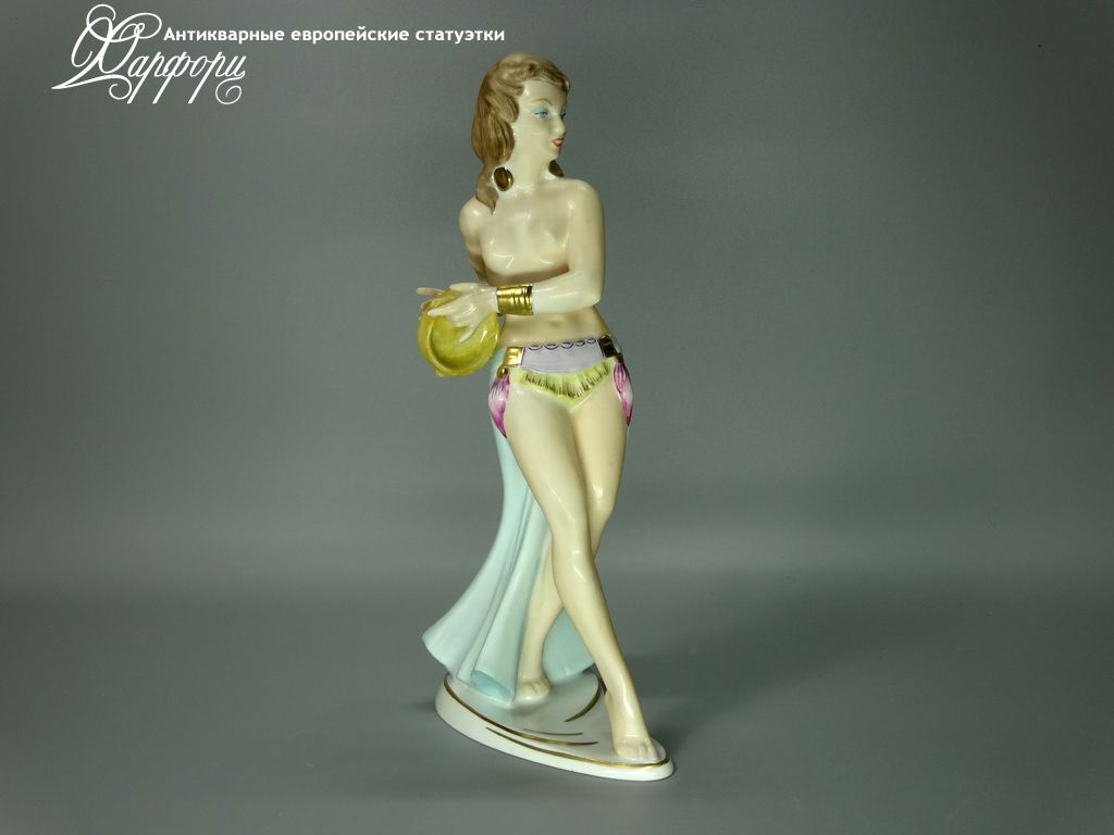 Антикварная фарфоровая статуэтка "Девушка с бубном" Dresden