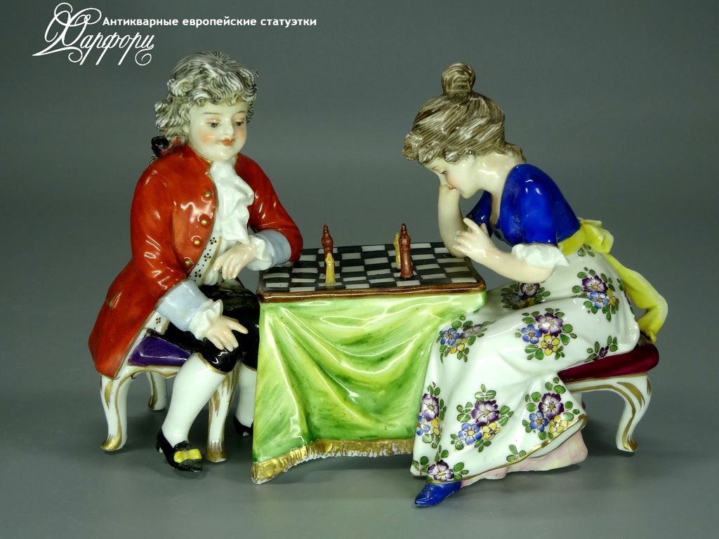Антикварная фарфоровая статуэтка "Игра в шахматы" Volkstedt