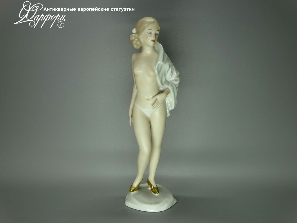 Антикварная фарфоровая статуэтка "Вера" Wallendorf