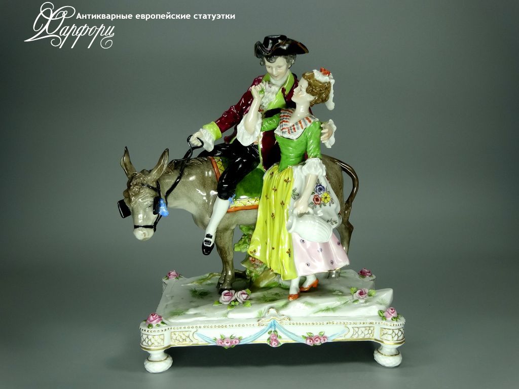 Антикварная фарфоровая статуэтка "Интересное знакомство" Volkstedt Антикварная фарфоровая статуэтка "Интересное знакомство" Volkstedt