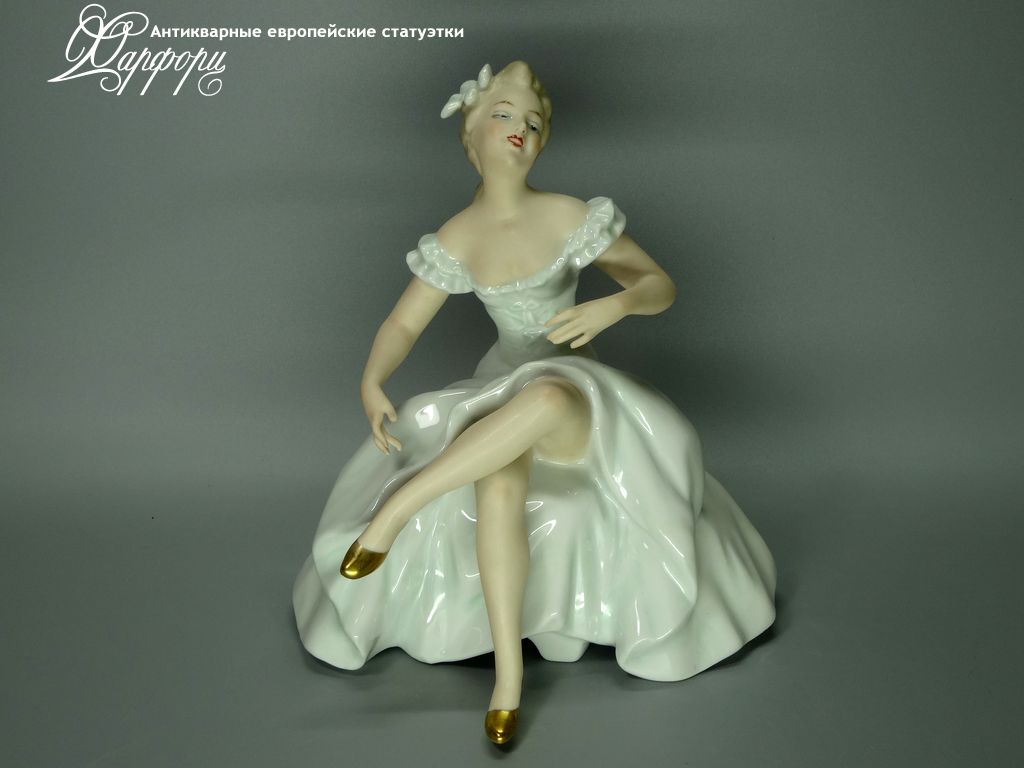 Антикварная фарфоровая статуэтка "Балерина на пуфе" Wallendorf