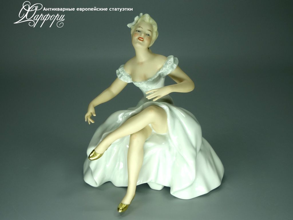 Антикварная фарфоровая статуэтка "Балерина на пуфе" Wallendorf Антикварная фарфоровая статуэтка "Балерина на пуфе" Wallendorf