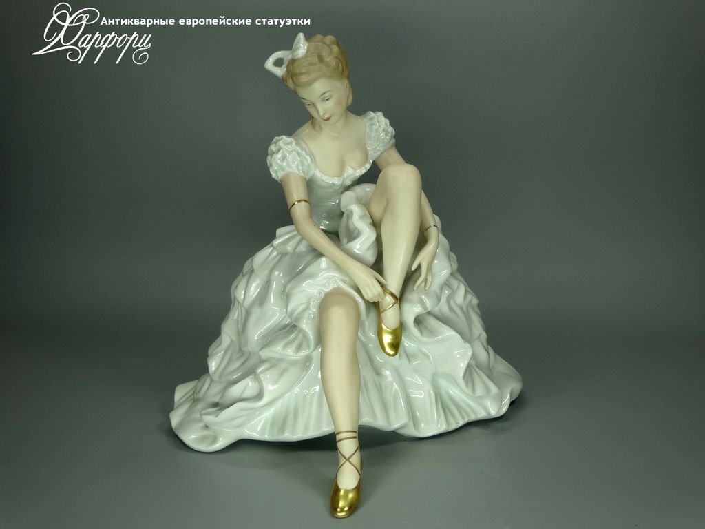Антикварная фарфоровая статуэтка "Балерина завязывающая пуанту" Wallendorf