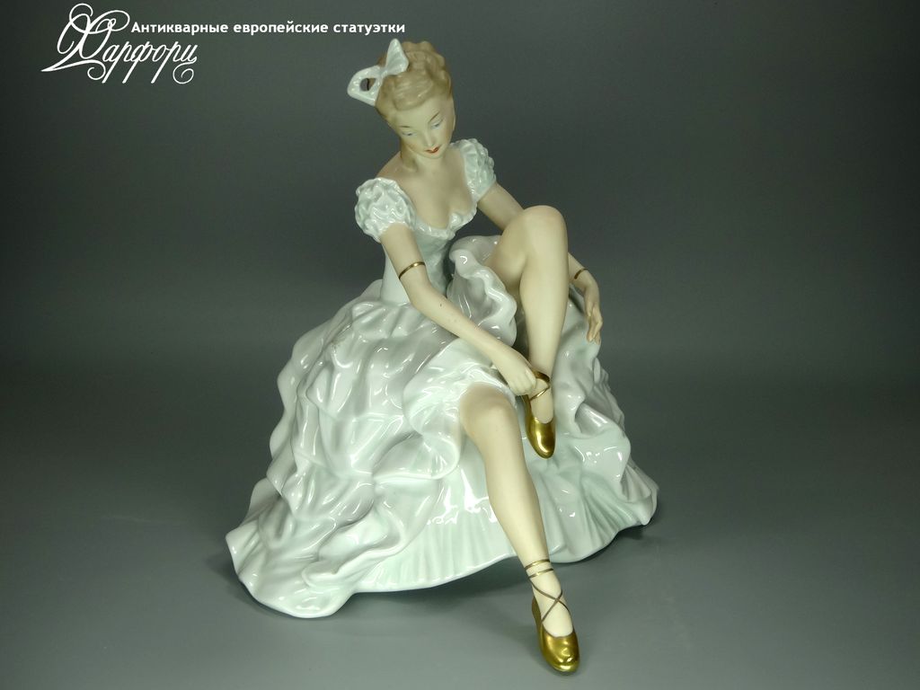 Антикварная фарфоровая статуэтка "Балерина завязывающая пуанту" Wallendorf