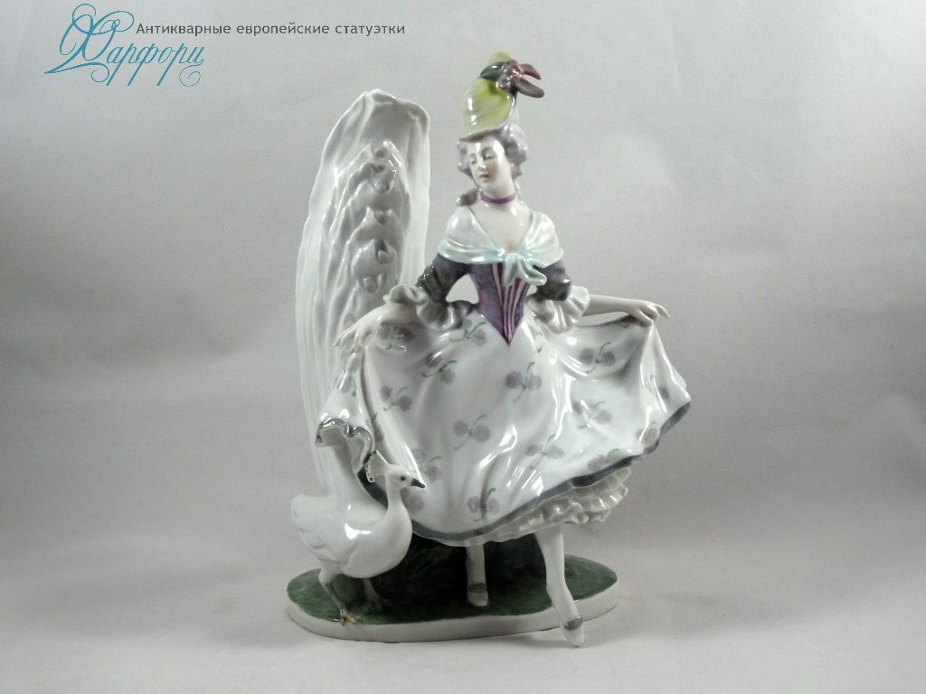Антикварная фарфоровая статуэтка "Дама с павлином" KARL ENS