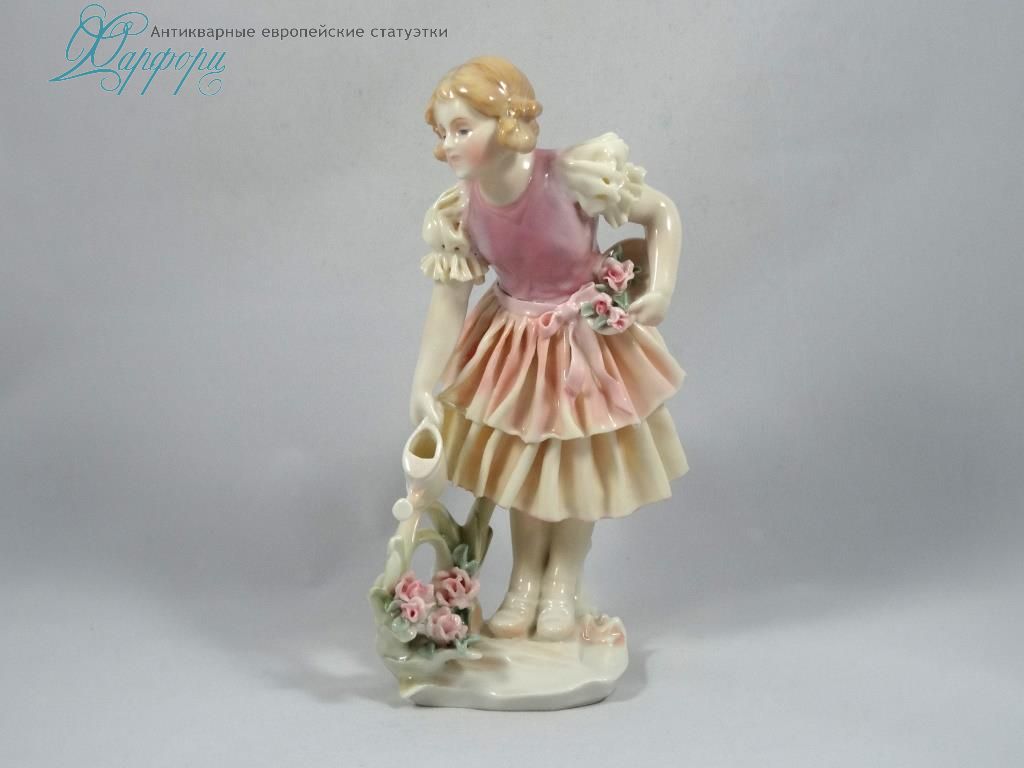 Фарфоровая статуэтка KARL ENS "Девочка поливающая розы"