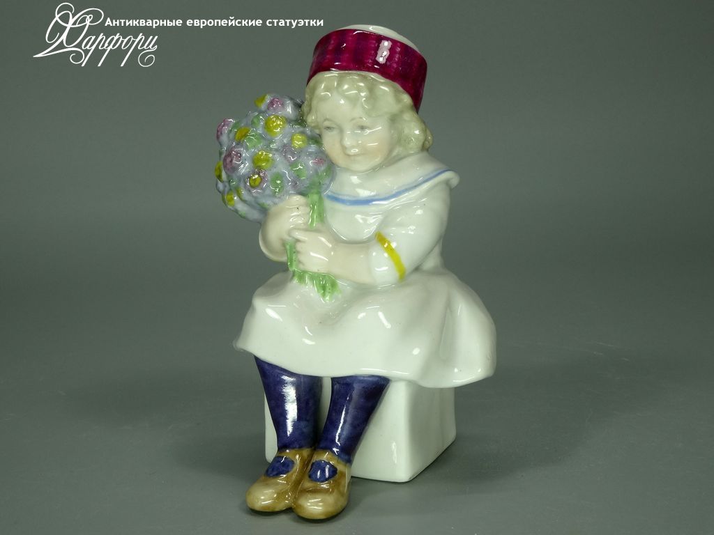 Антикварная фарфоровая статуэтка "Девочка с букетом" KARL ENS