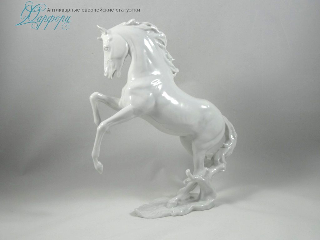 Фарфоровая статуэтка "Конь на дыбах" Schaubach Kunst