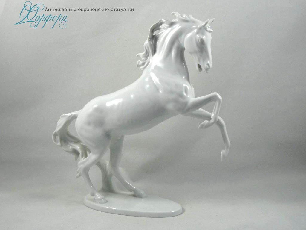 Фарфоровая статуэтка "Конь на дыбах" Kaiser