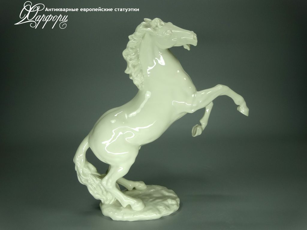 Антикварная фарфоровая статуэтка "Конь на дыбах" Hutschenreuther