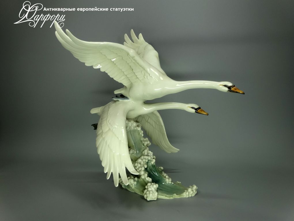 Антикварная фарфоровая статуэтка "Летящие лебеди" Hutschenreuther