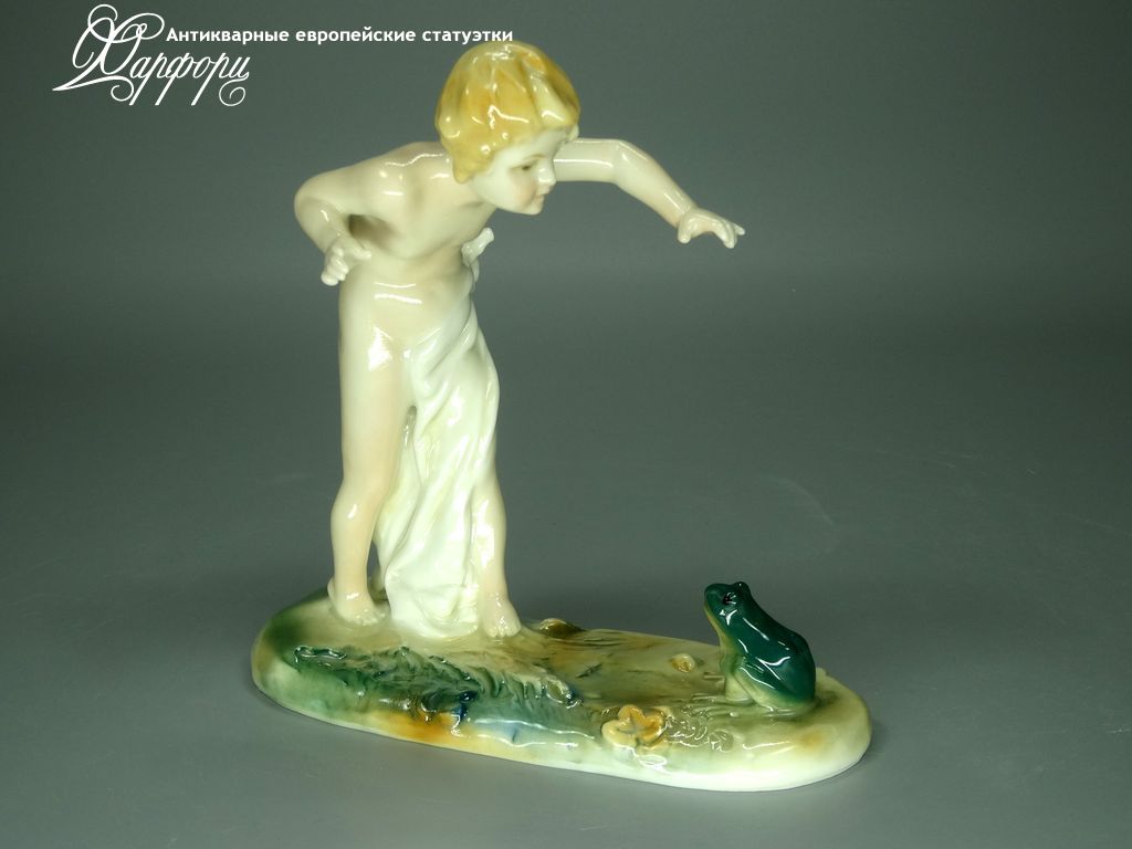 Антикварная фарфоровая статуэтка "Мальчик и лягушка" KARL ENS Антикварная фарфоровая статуэтка "Мальчик и лягушка" KARL ENS