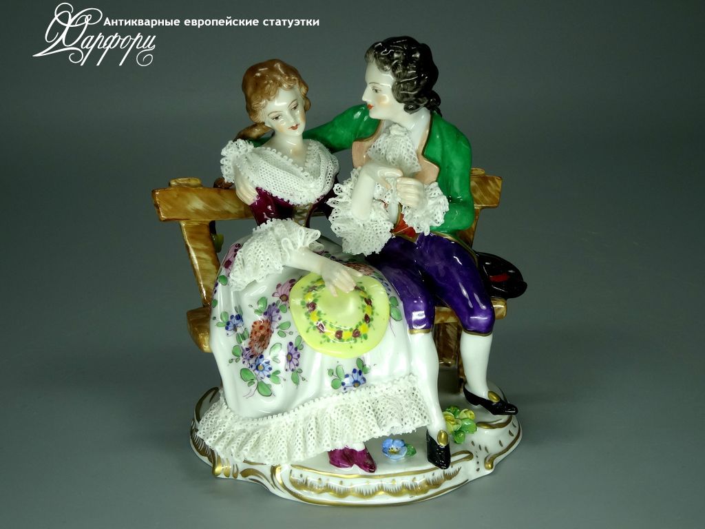 Антикварная фарфоровая статуэтка "На лавочке" Volkstedt Антикварная фарфоровая статуэтка "На лавочке" Volkstedt