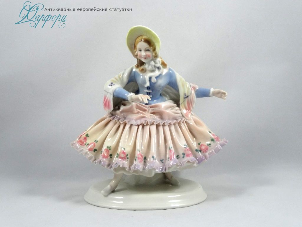 Антикварная фарфоровая статуэтка "Новое платье" KARL ENS