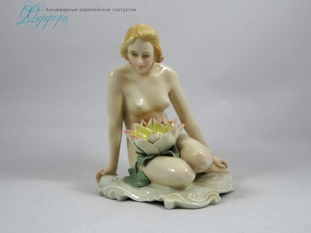 Фарфоровая статуэтка "Девушка с лилией" Karl Ens