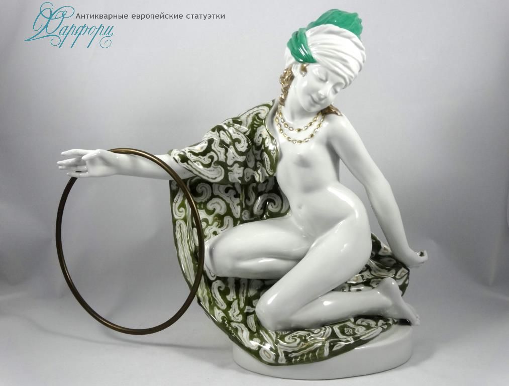 Антикварная фарфоровая статуэтка "Девушка с обручем" Karl Ens