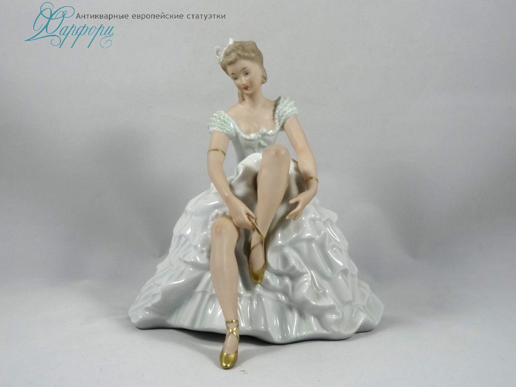 Фарфоровая статуэтка "Балерина завязывающая пуанту" Wallendorf