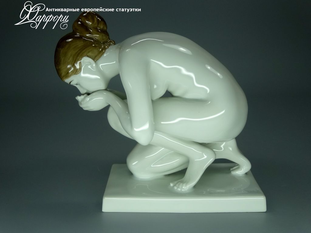 Антикварная фарфоровая статуэтка "У родника" Rosenthal Антикварная фарфоровая статуэтка "У родника" Rosenthal