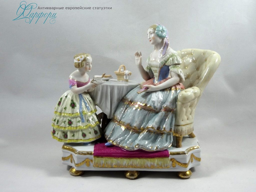 Фарфоровая статуэтка "Чашку чая" Royal Vienna