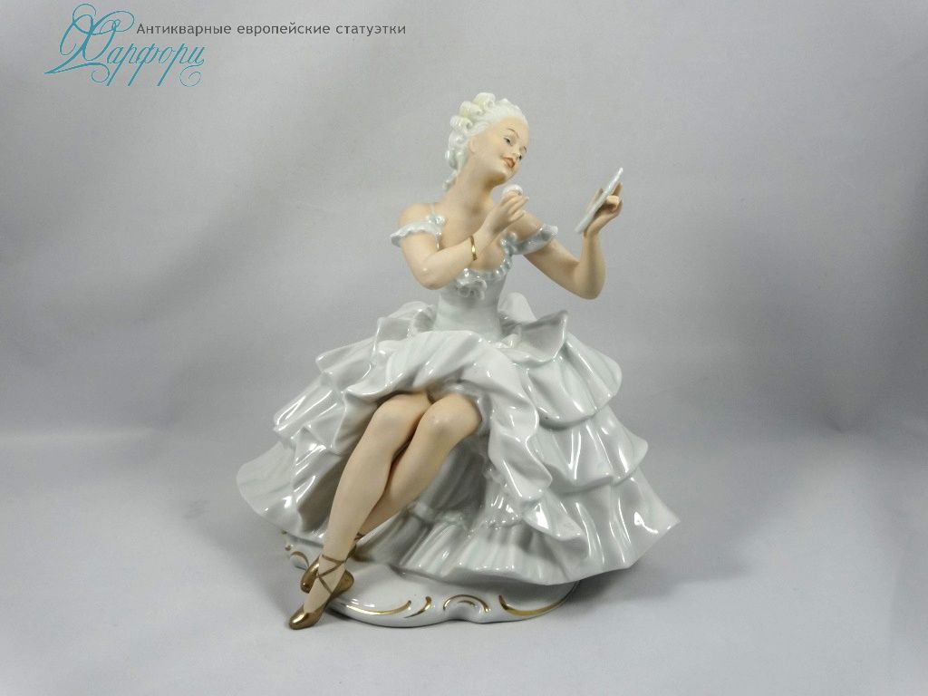 Фарфоровая статуэтка "балерина с зеркальцем" Schaubach Kunst