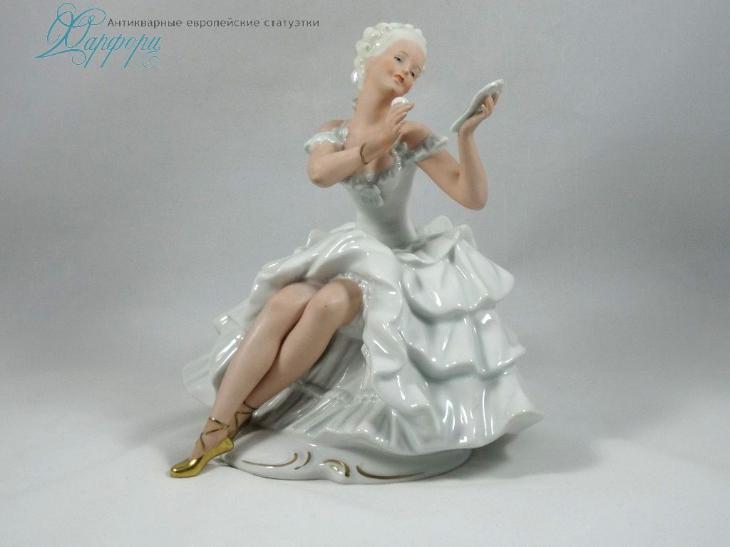 Фарфоровая статуэтка "Балерина с зеркальцем" Schaubach Kunst