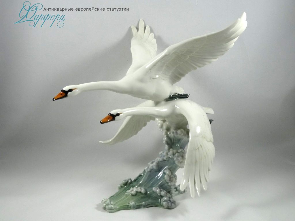 Антикварная фарфоровая статуэтка "Летящие лебеди" Hutschenreuther