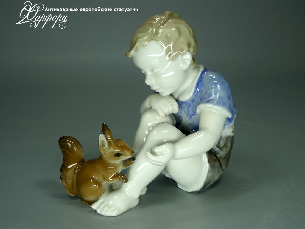 Антикварная фарфоровая статуэтка "Мальчик с белкой" Rosenthal Антикварная фарфоровая статуэтка "Мальчик с белкой" Rosenthal